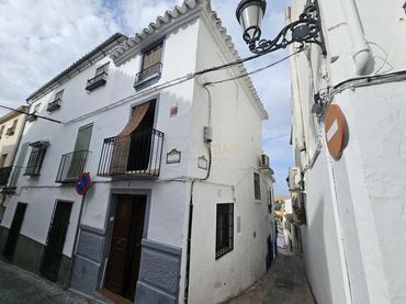 Casa amb balcó en venda a Flores