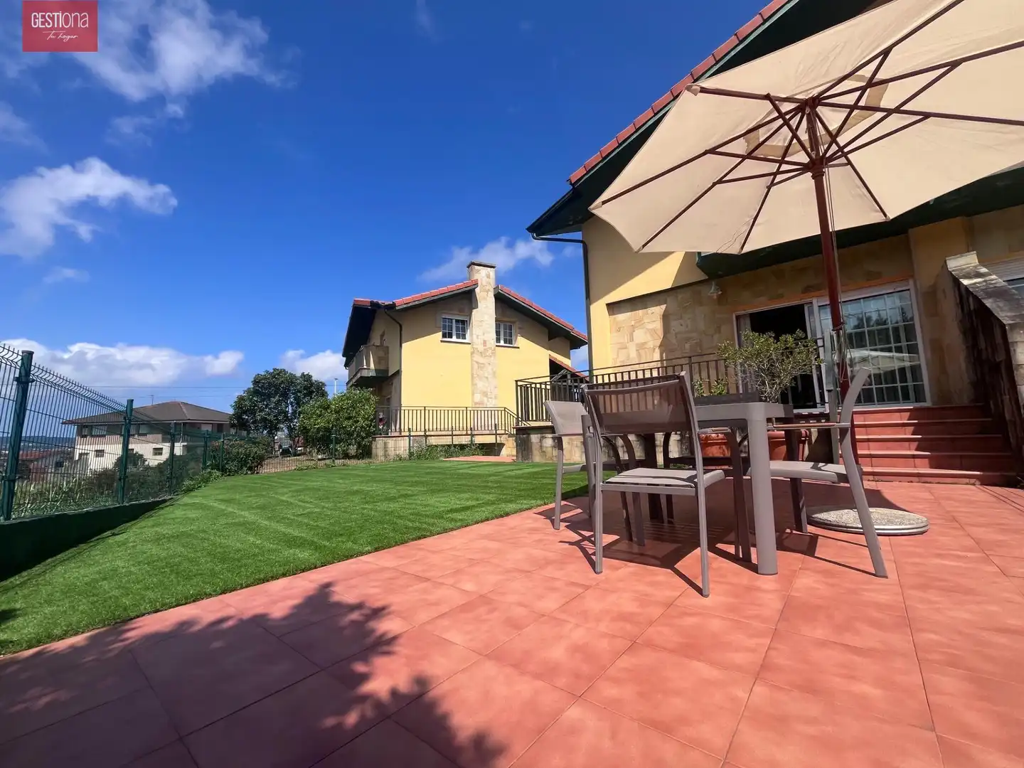 Terrassa de Casa adosada en venda en Arnuero amb Calefacció, Jardí privat i Terrassa