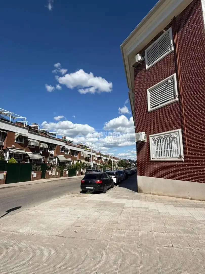 Vista exterior de Pis en venda en San Fernando de Henares amb Aire condicionat, Calefacció i Parquet