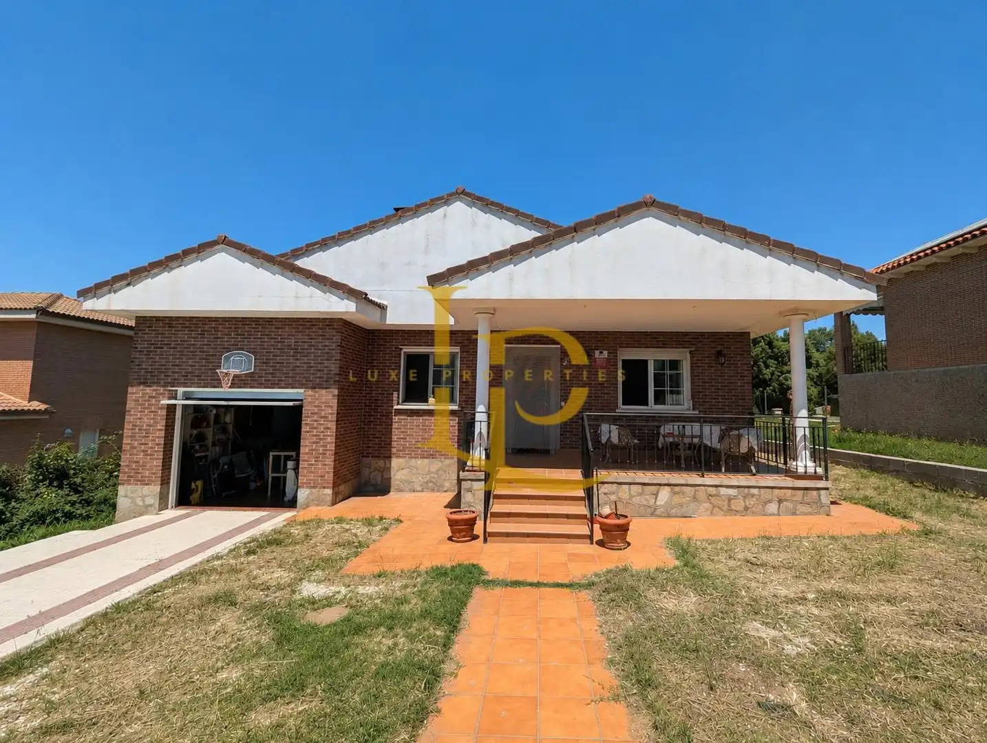 Vista exterior de Casa o xalet en venda en Galápagos amb Calefacció, Jardí privat i Terrassa