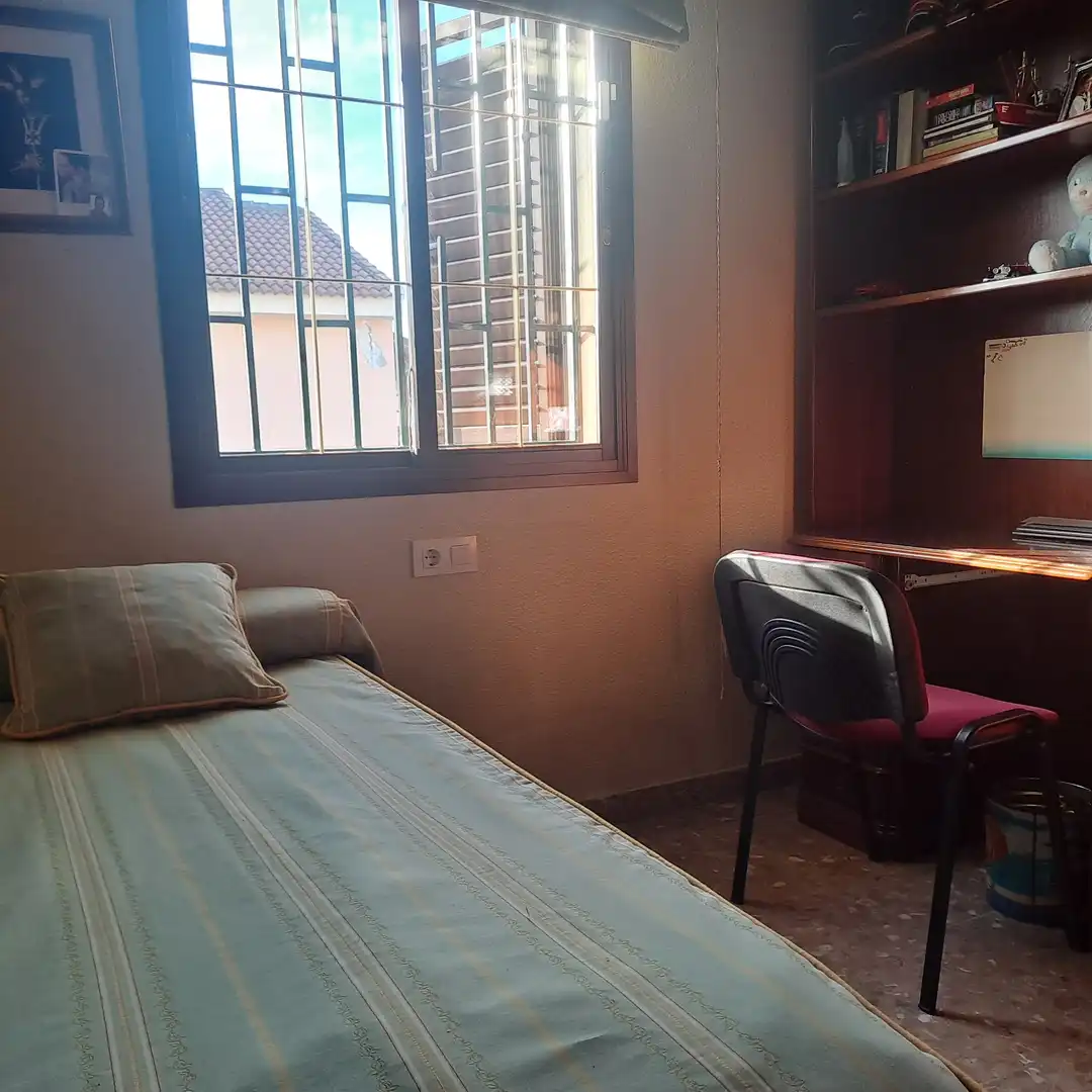 Dormitori de Casa adosada en venda en Dos Hermanas amb Aire condicionat, Traster i Piscina comunitària