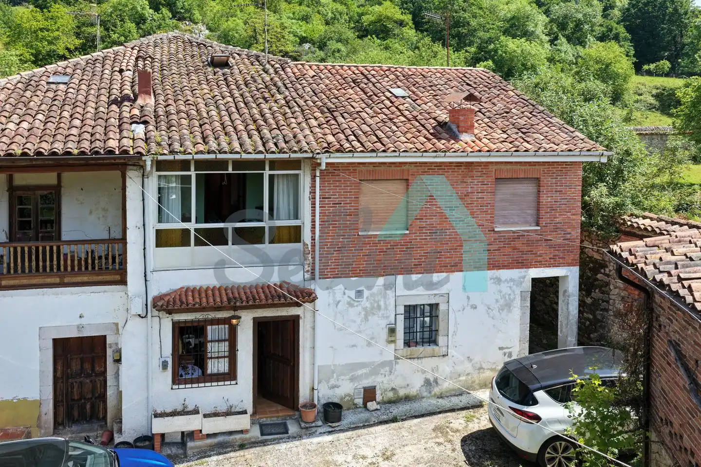 Außenansicht von Einfamilien-Reihenhaus zum Verkauf in Onís mit Heizung, Abstellraum und Balkon