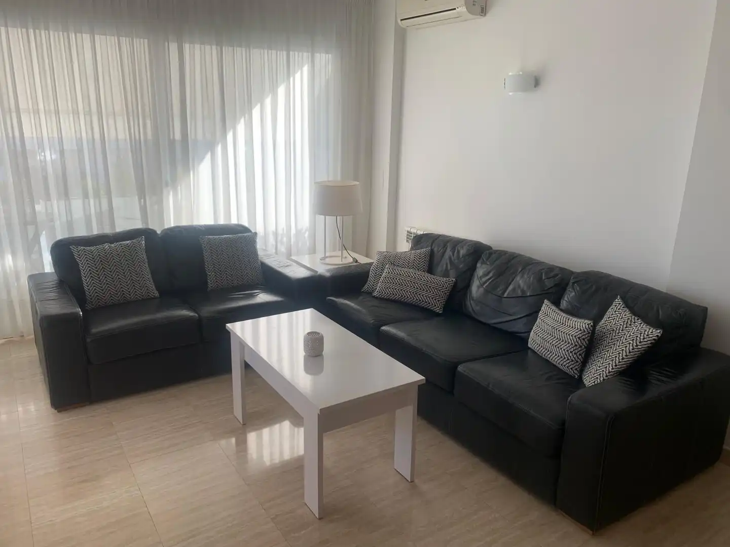 Sala de estar de Apartamento en venta en Castell d'Aro, Platja d'Aro i s'Agaró con Aire acondicionado, Calefacción y Terraza