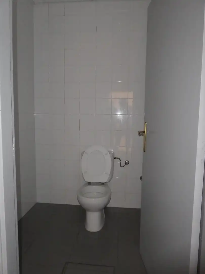 Badezimmer von Fabrikhallen zum Verkauf in Tudela