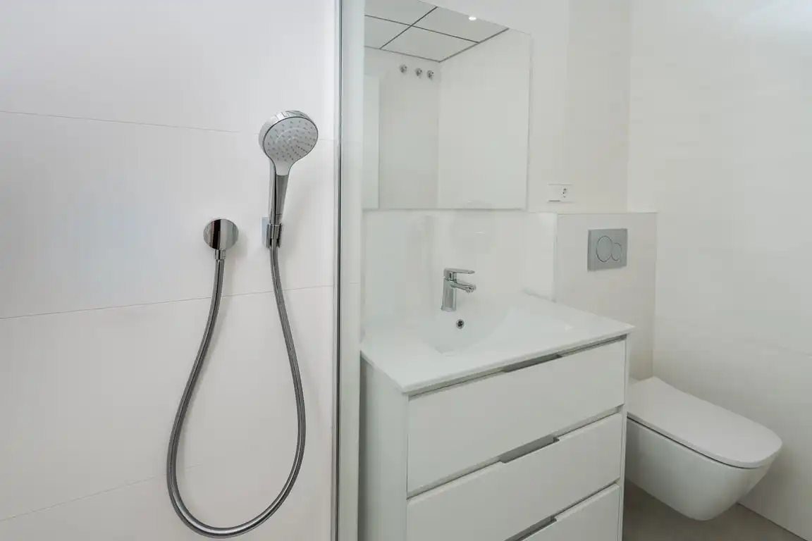 Badezimmer von Wohnung zum Verkauf in Jávea / Xàbia mit Klimaanlage, Privatgarten und Abstellraum