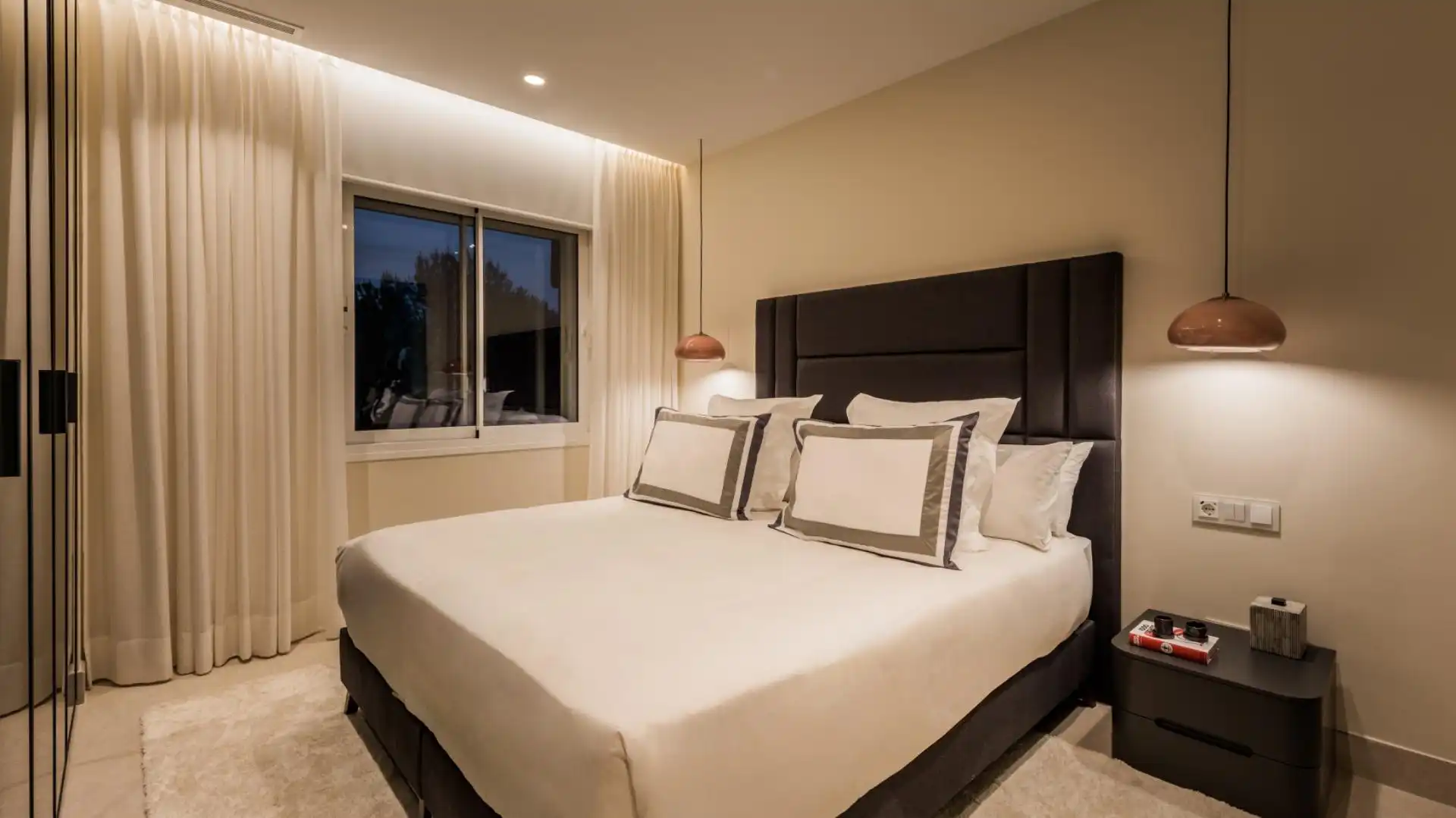 Schlafzimmer von Wohnungen zum Verkauf in Estepona mit Klimaanlage, Heizung und Privatgarten
