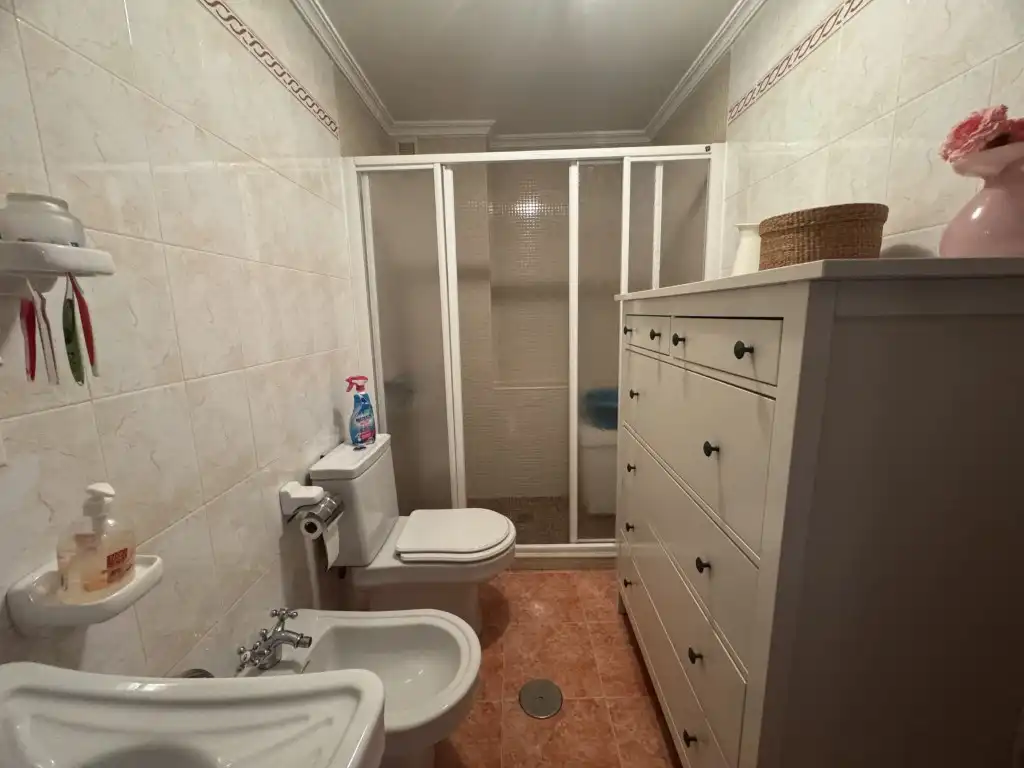 Badezimmer von Haus oder Chalet zum Verkauf in Algeciras mit Ofen und Waschmaschine