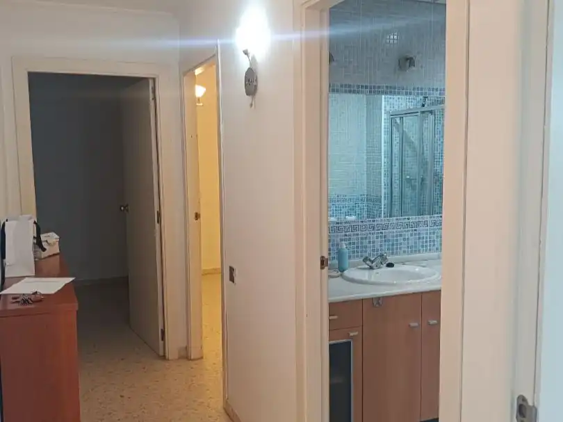 Badezimmer von Wohnung zur Miete in Sevilla mit Klimaanlage, Waschmaschine und Mikrowelle