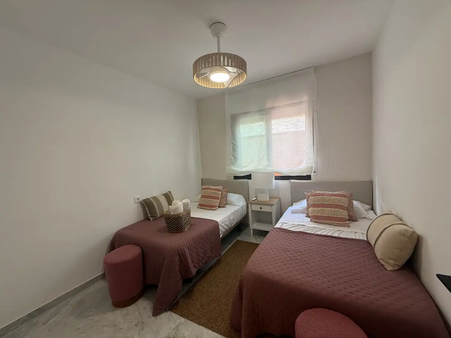 Habitación de Casa adosada de alquiler en Estepona con Calefacción, Jardín privado y Alarma