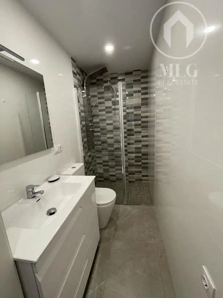 Badezimmer von Wohnungen zum Verkauf in Fuengirola mit Klimaanlage, Heizung und Terrasse