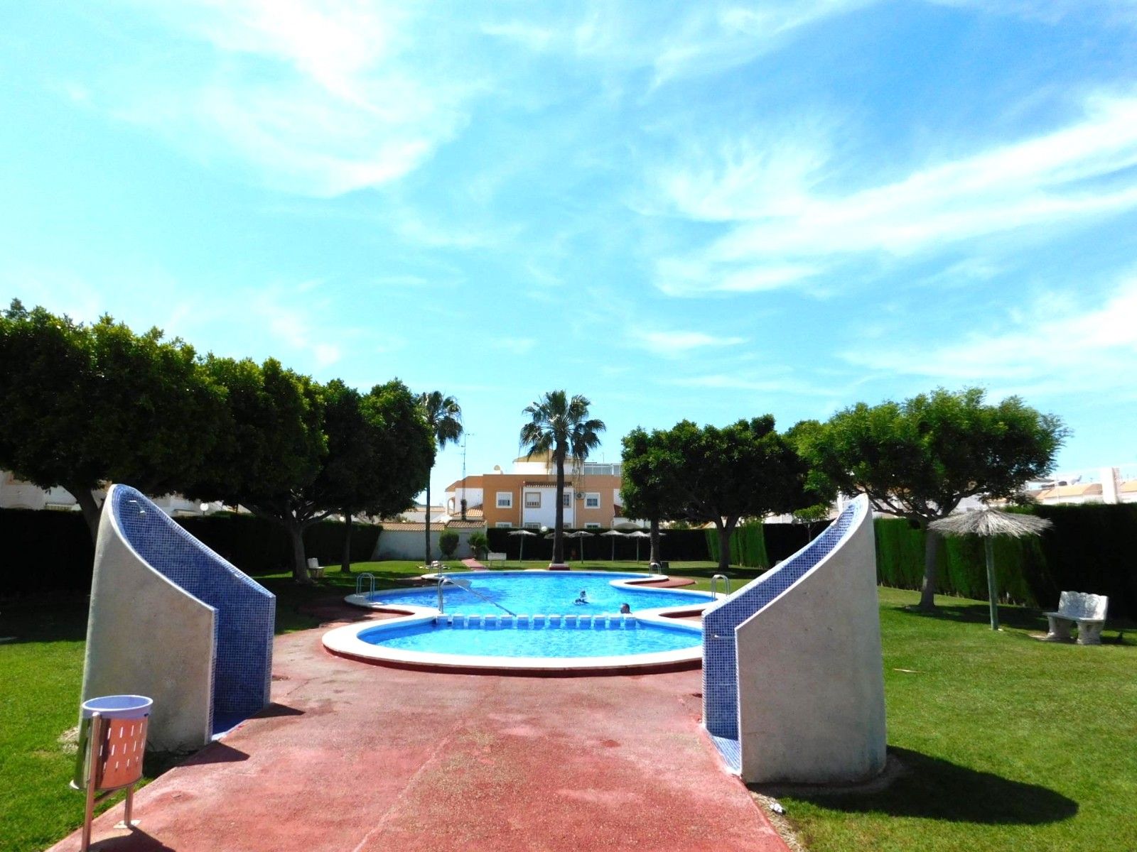 Piscina de Casa adosada en venda en Torrevieja amb Aire condicionat, Calefacció i Terrassa