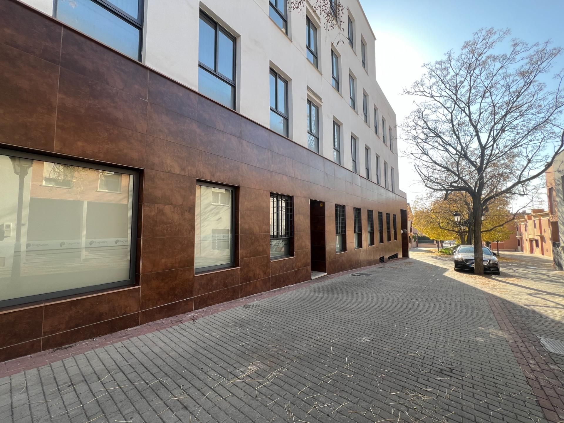 Außenansicht von Büro miete in  Granada Capital mit Klimaanlage und Heizung