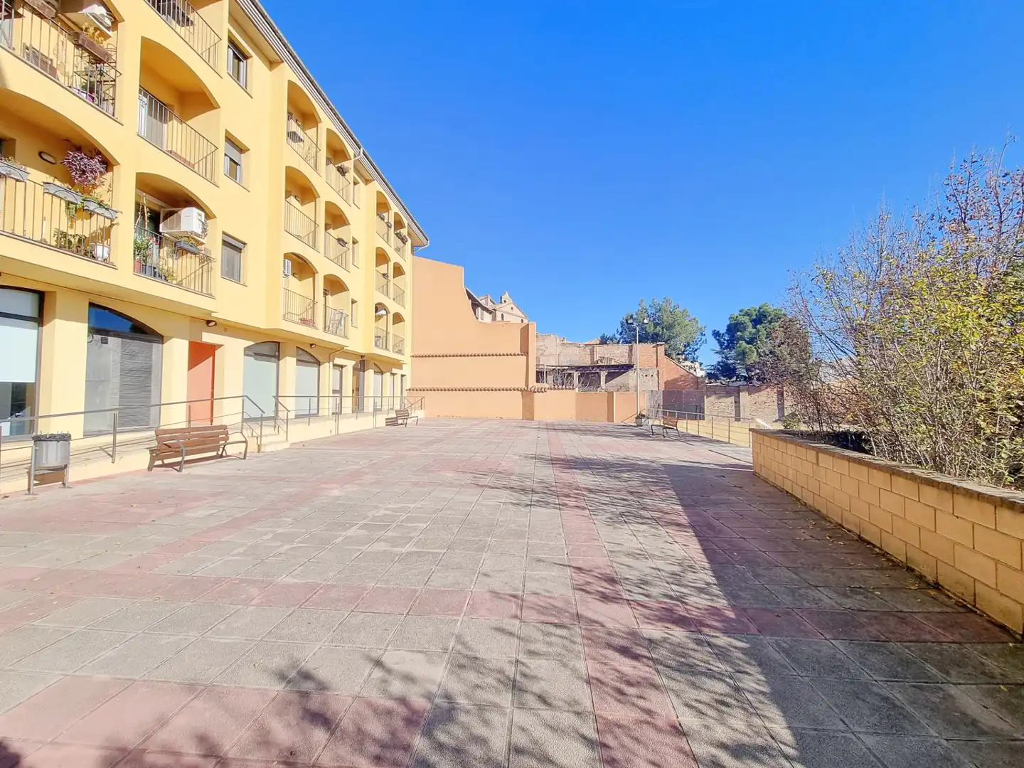 Vista exterior de Local en venda en Vic amb Aire condicionat, Calefacció i Terrassa