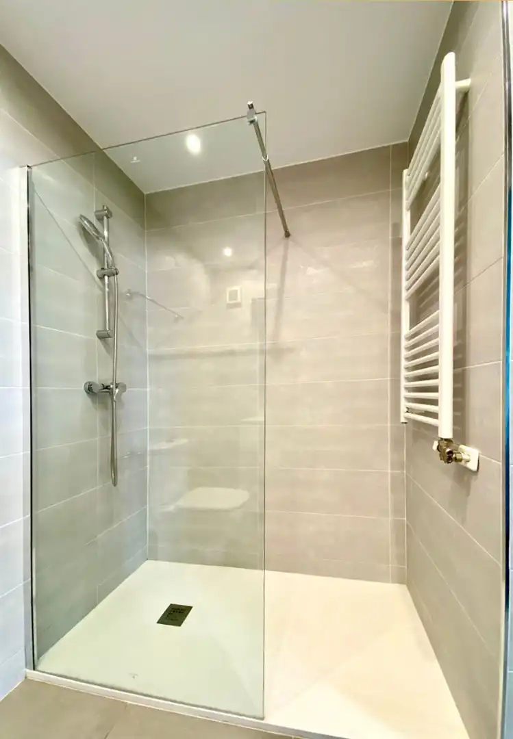 Badezimmer von Wohnung zum Verkauf in Barcelona mit Klimaanlage und Gemeinschaftspool