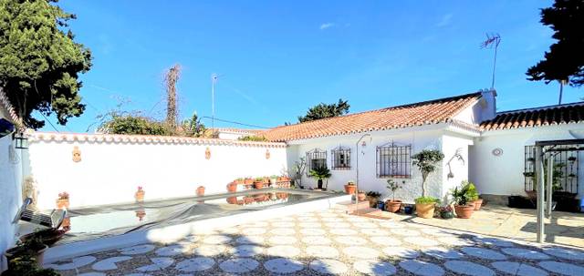 Casa-chalet en Venta en Jardín Tropical en Alcorrín