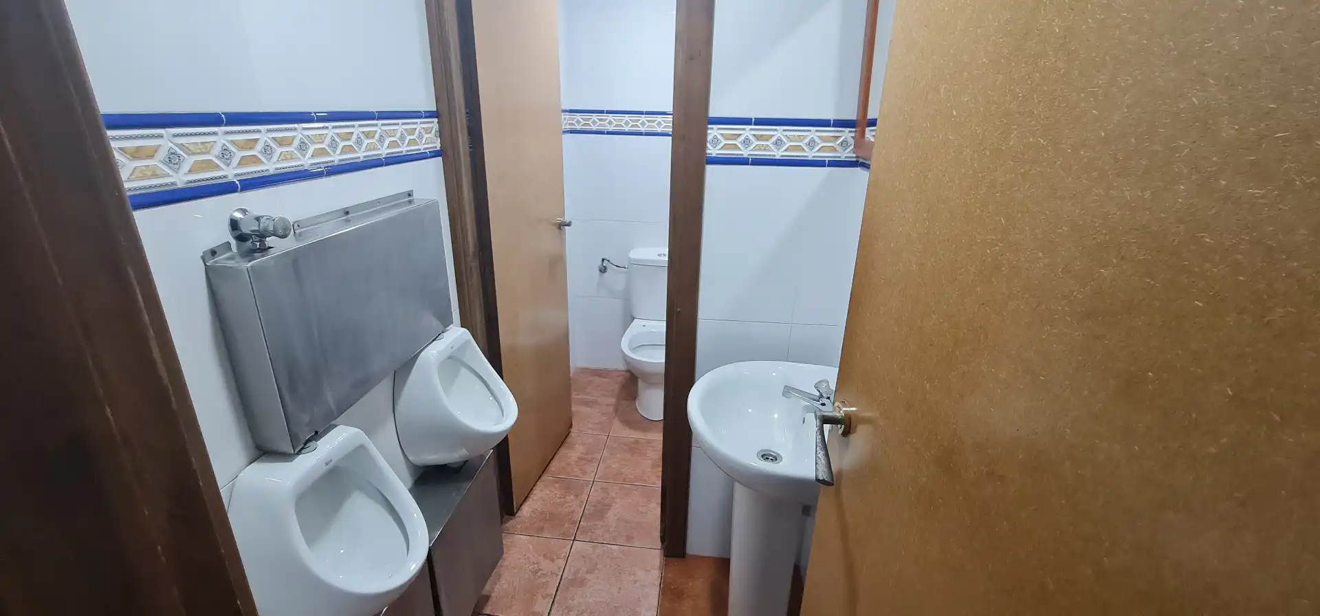 Bany de Local en venda en  Logroño amb Aire condicionat, Calefacció i Moblat