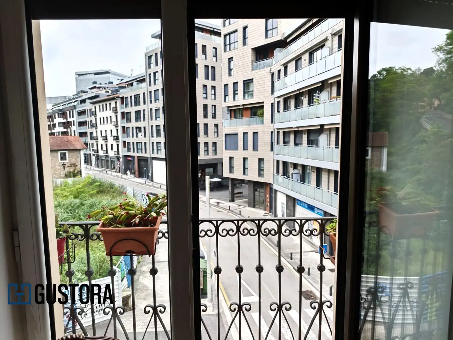 Terrassa de Pis en venda en Donostia - San Sebastián  amb Calefacció, Parquet i Moblat