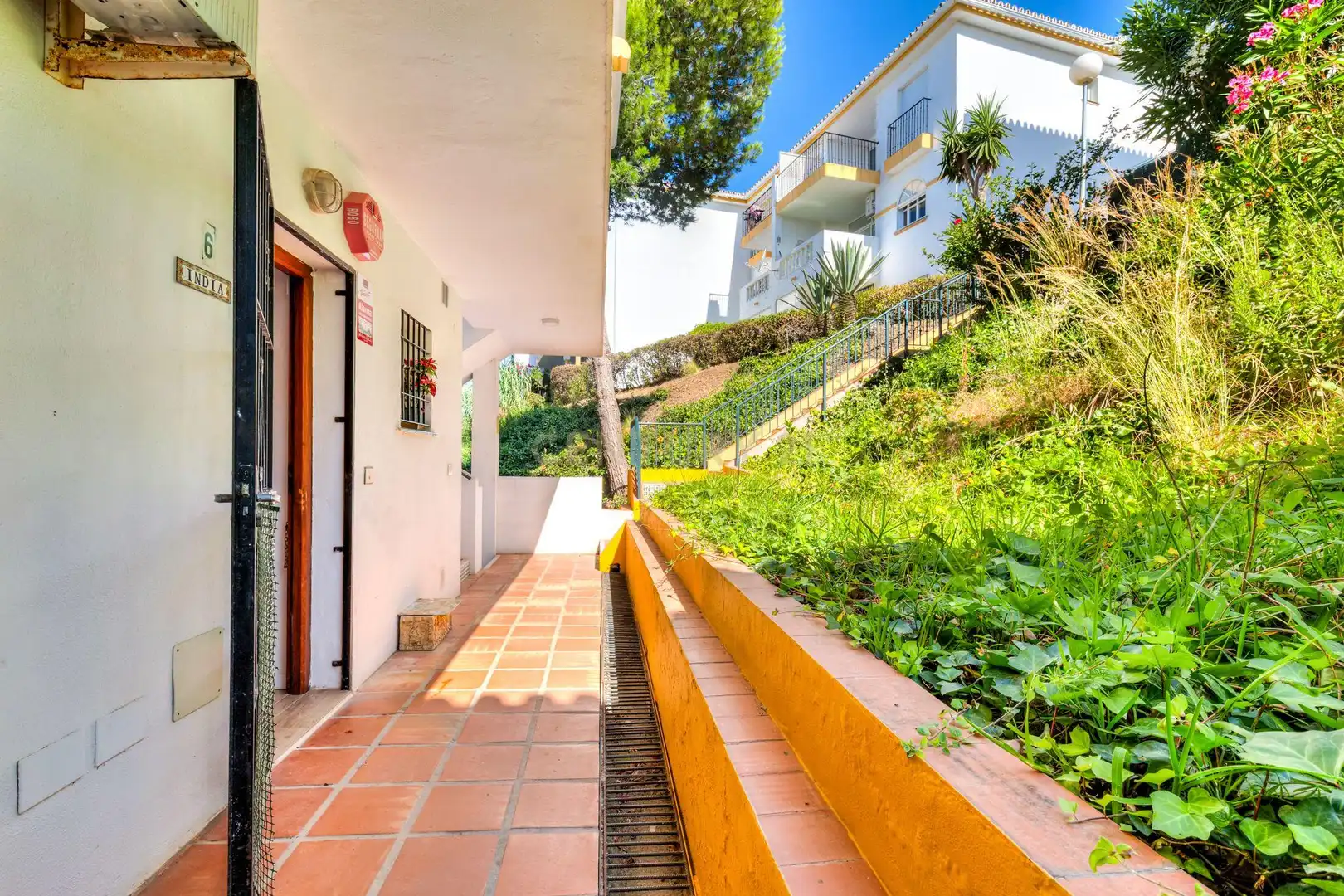 Vista exterior de Planta baja en venta en Mijas con Jardín privado, Piscina y Lavadora