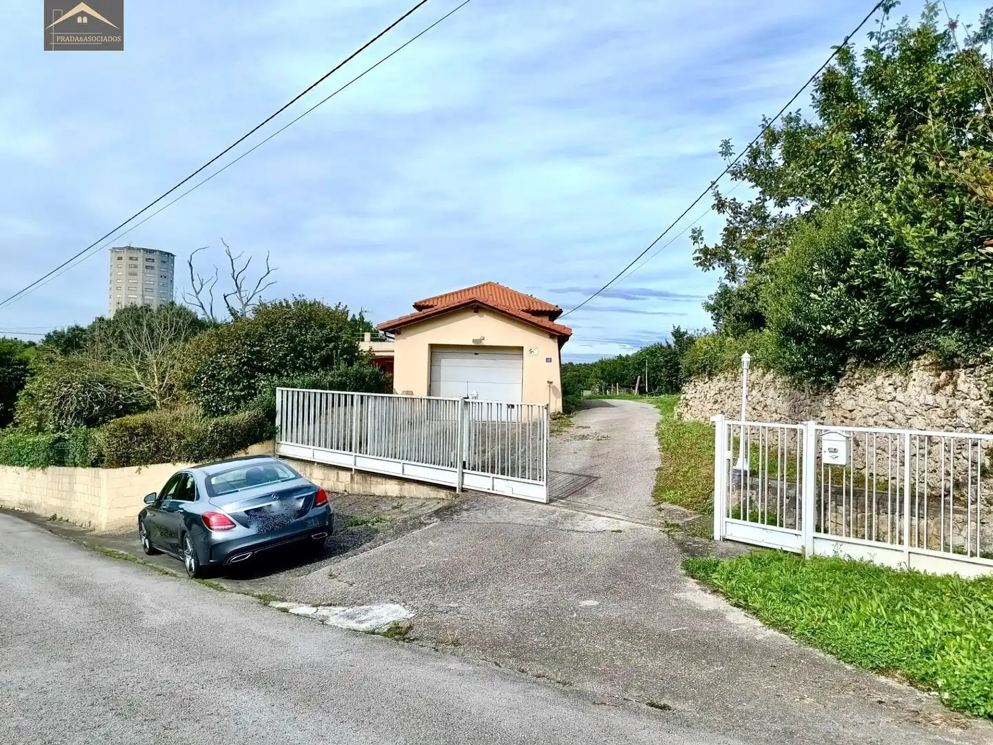 Vista exterior de Casa o xalet en venda en Laredo amb Calefacció, Jardí privat i Terrassa