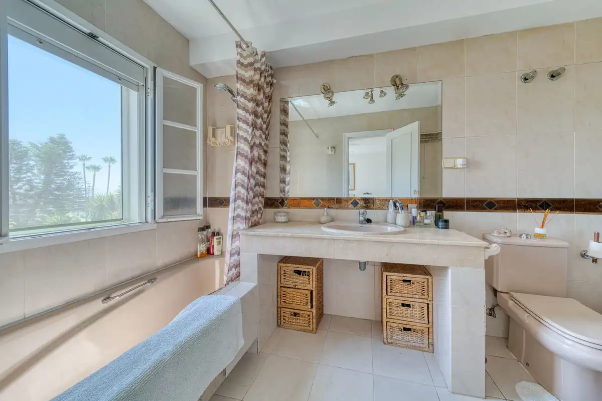 Bany de Casa adosada en venda en Estepona amb Jardí privat, Terrassa i Piscina comunitària