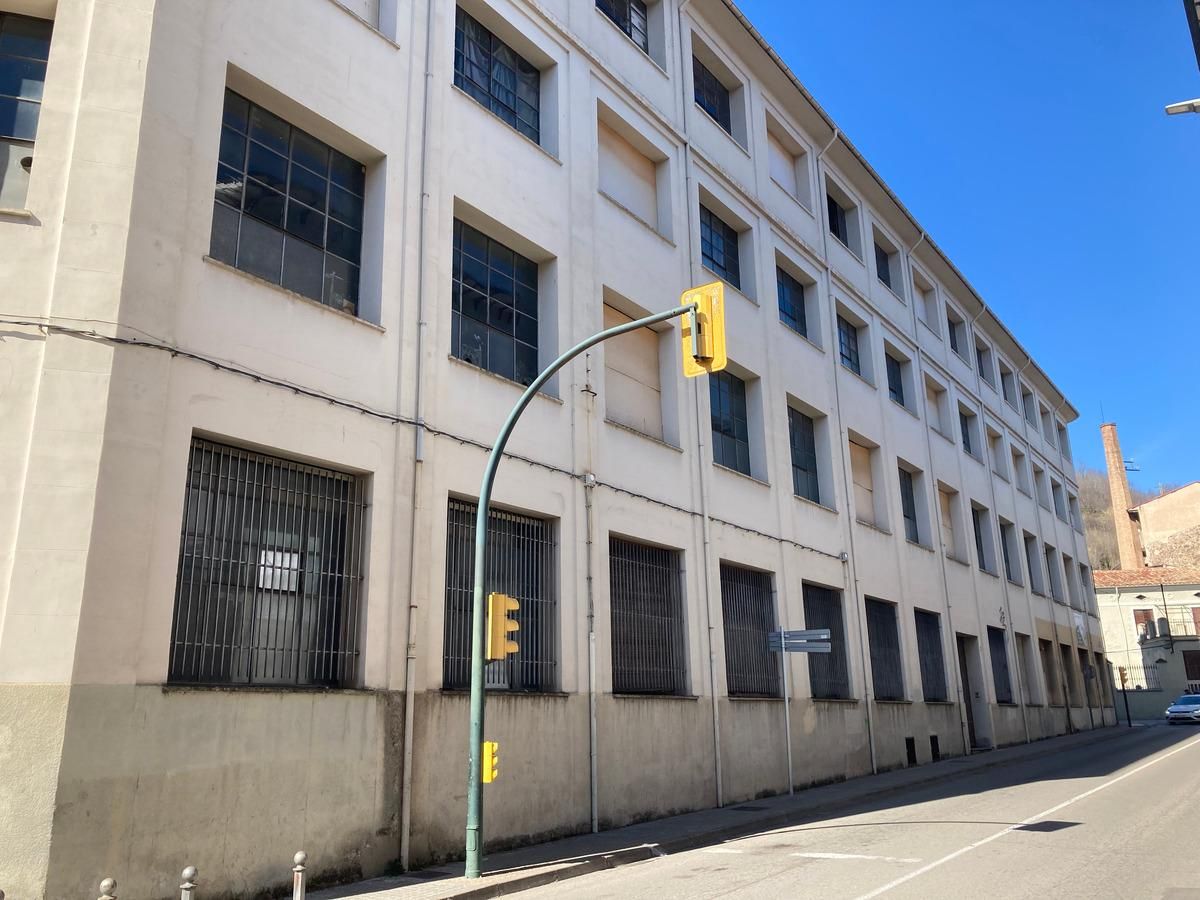 Vista exterior de Nau industrial en venda en Olot amb Calefacció