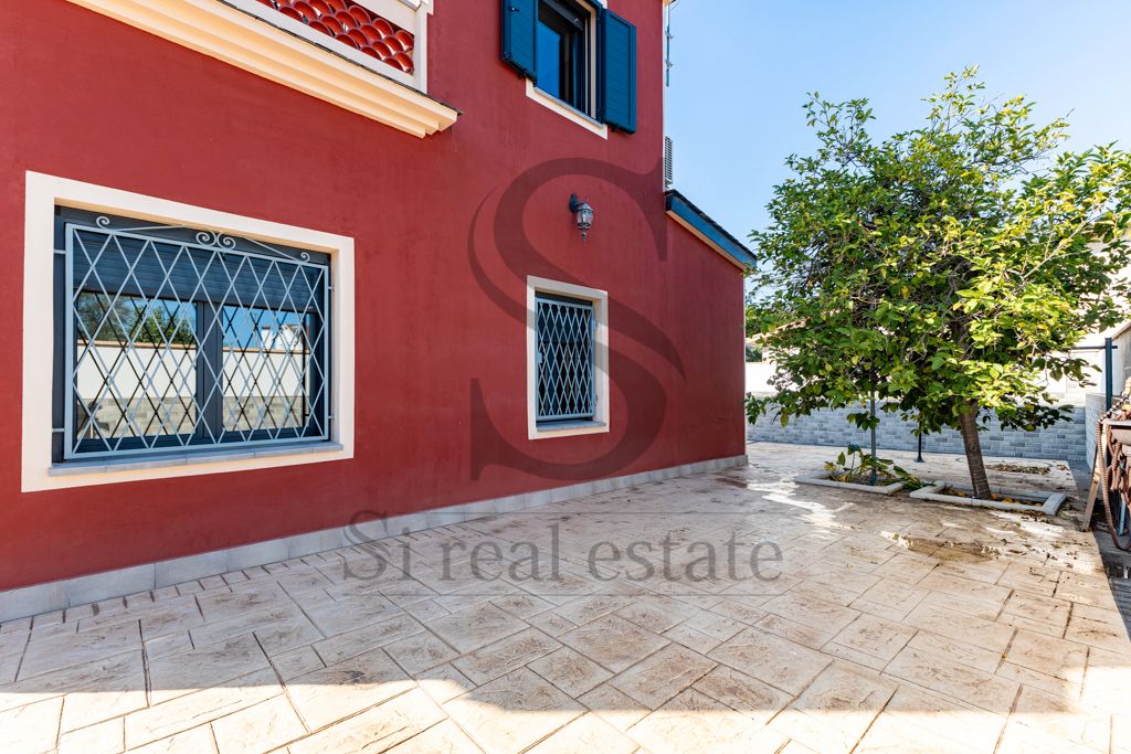 Vista exterior de Casa o xalet en venda en Viladecans amb Aire condicionat, Calefacció i Jardí privat