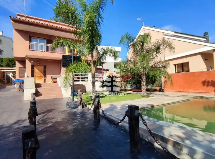 Vista exterior de Casa o chalet en venta en Tiana, Barcelona