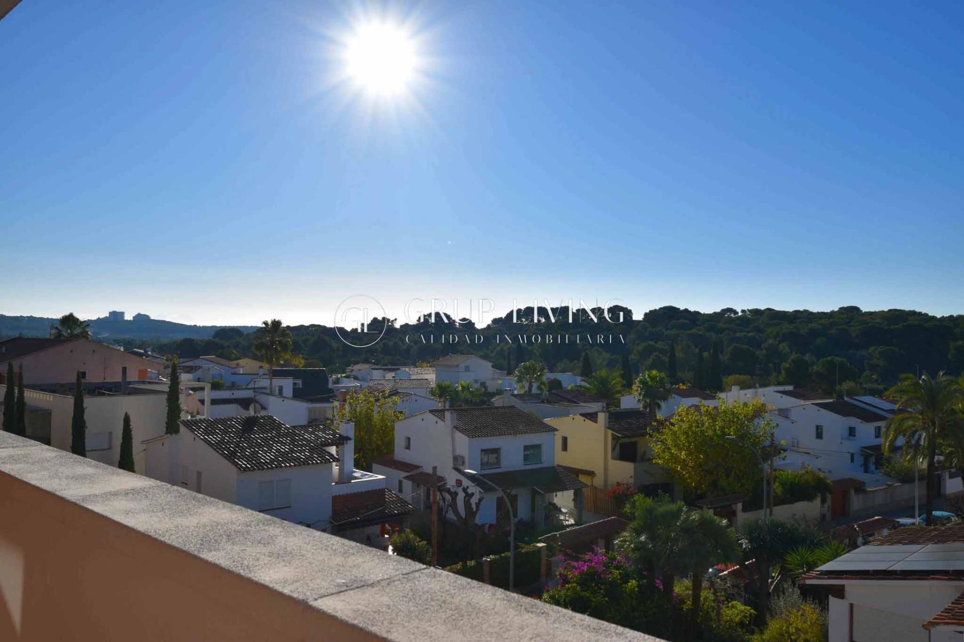 Vista exterior de Pis de lloguer en Sant Pere de Ribes amb Calefacció, Terrassa i Balcó