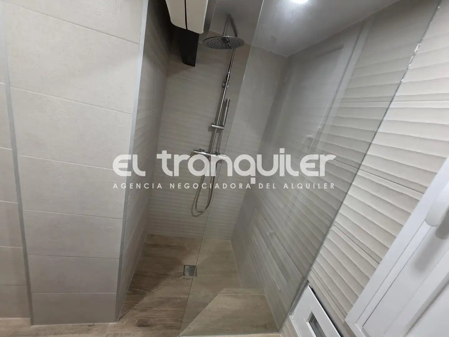 Bathroom of Duplexes for rent in Madrid  with Furnished and Washing machine