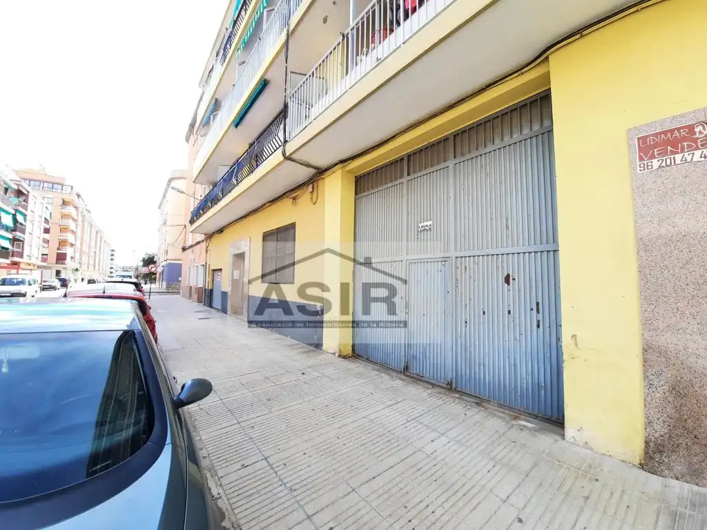Vista exterior de Nau industrial en venda en Alzira