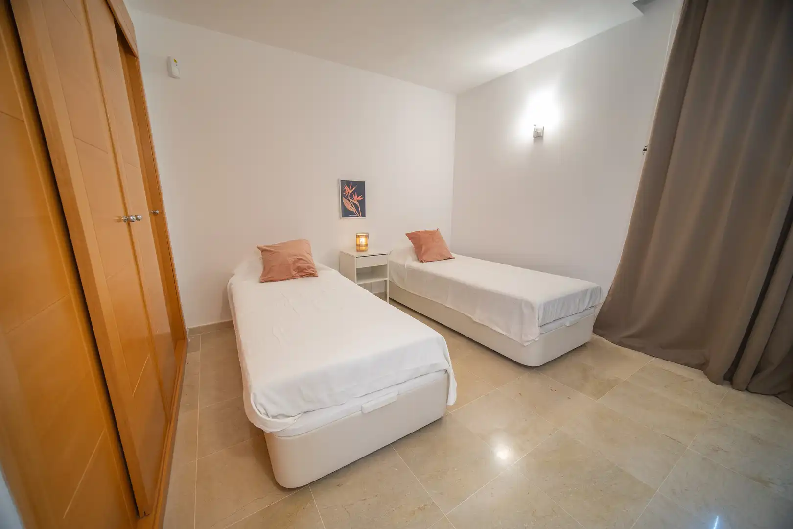 Schlafzimmer von Wohnung zur Miete in Benahavís mit Klimaanlage, Privatgarten und Terrasse