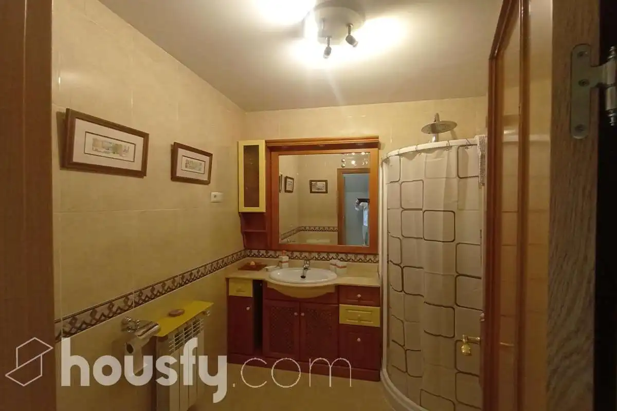 Bathroom of Flat for rent in Toledo  with Air Conditioner, Heating and Parquet flooring