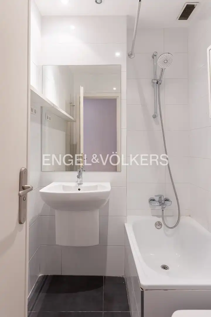 Bathroom of Flat for rent in Madrid  with Air Conditioner, Heating and Parquet flooring