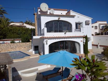 Vista exterior de Casa o xalet en venda en Calpe / Calp amb Aire condicionat i Piscina