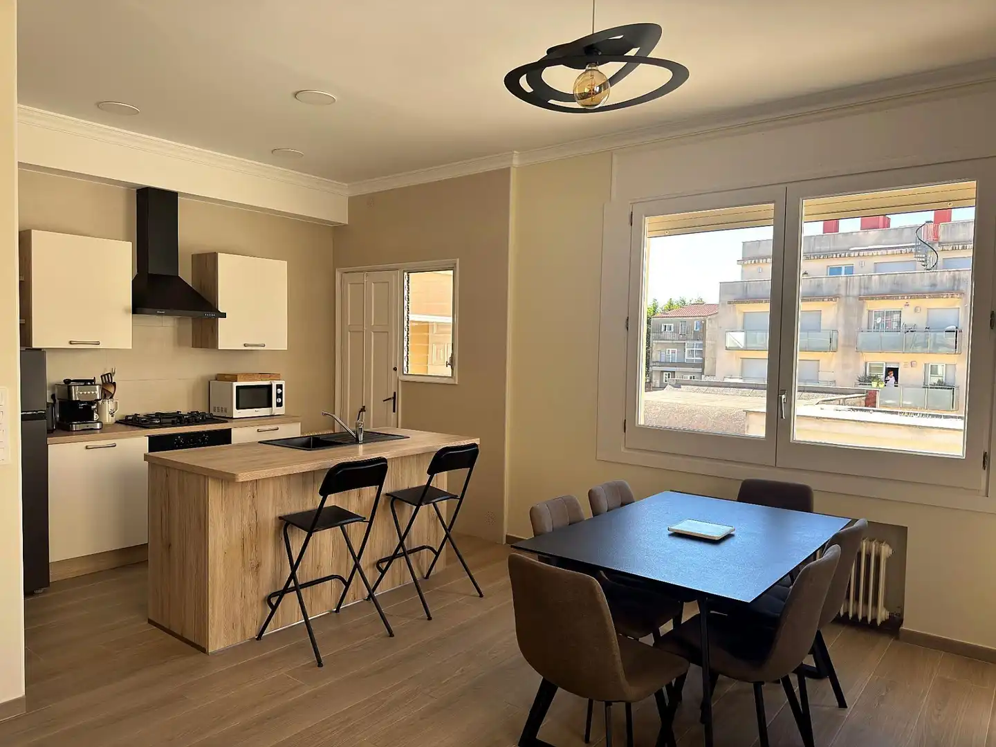 Menjador de Apartament en venda en Figueres amb Aire condicionat, Terrassa i Moblat