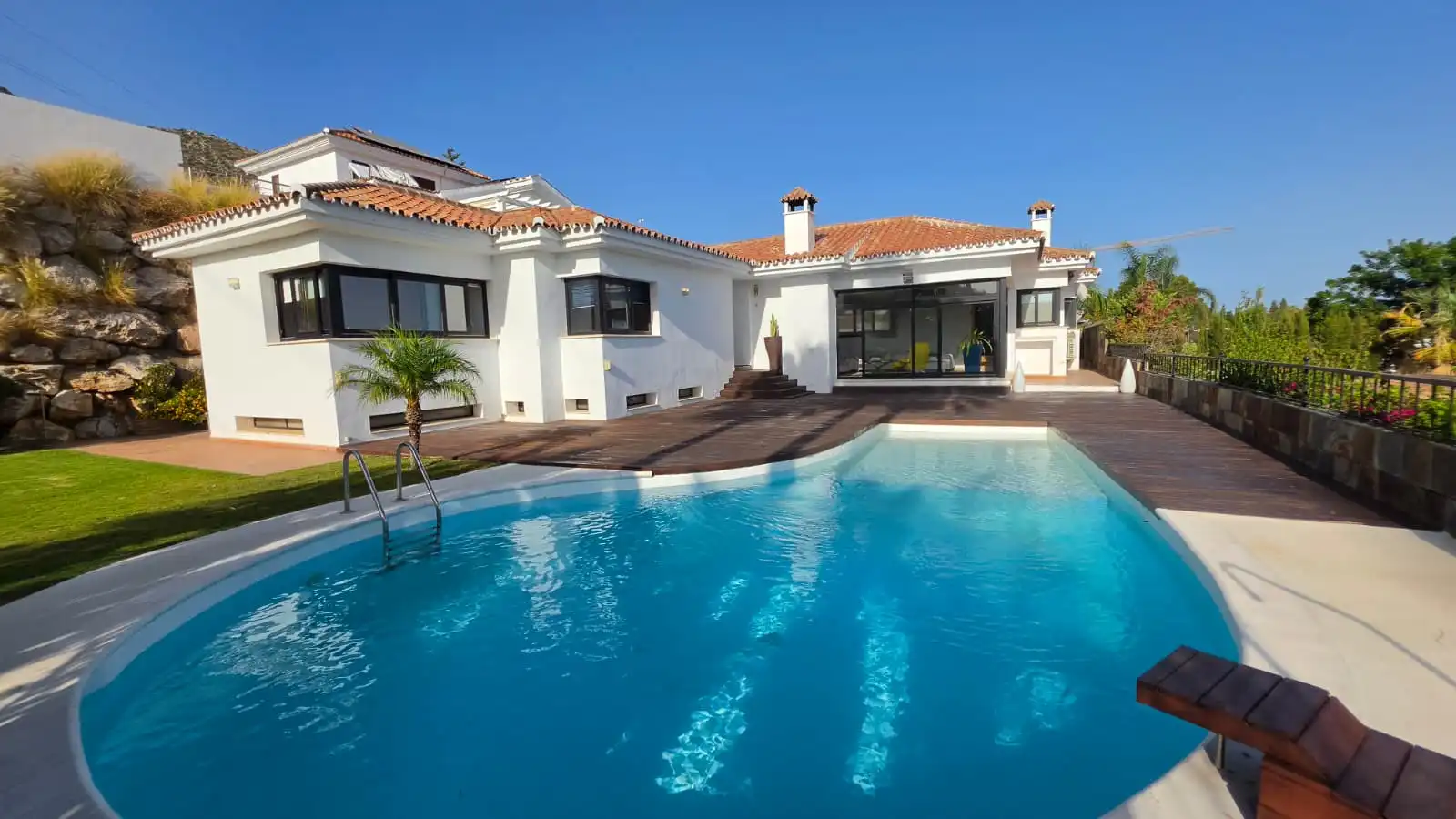 Vista exterior de Casa o xalet en venda en Fuengirola amb Aire condicionat, Jardí privat i Terrassa