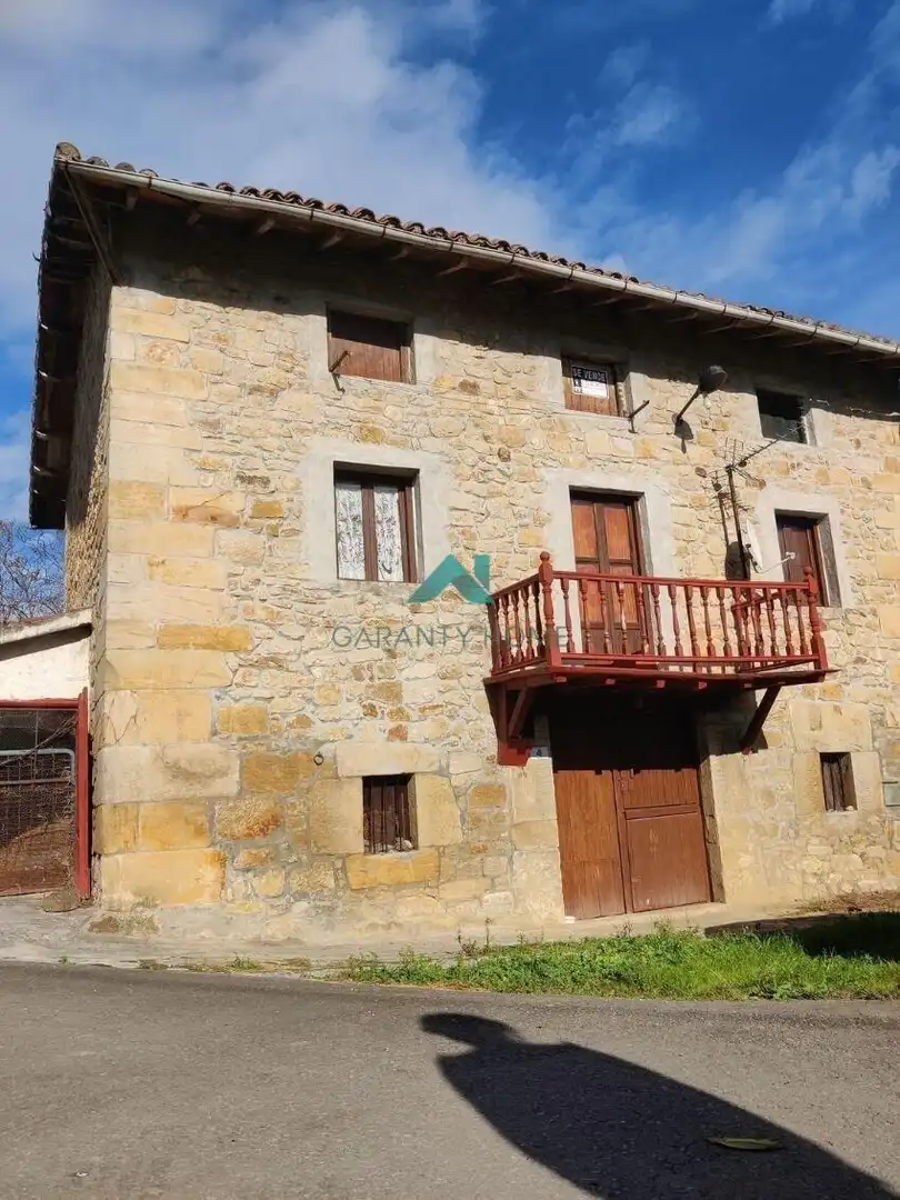 Casa rústica amb terrassa en venda a Bárcena de Cicero