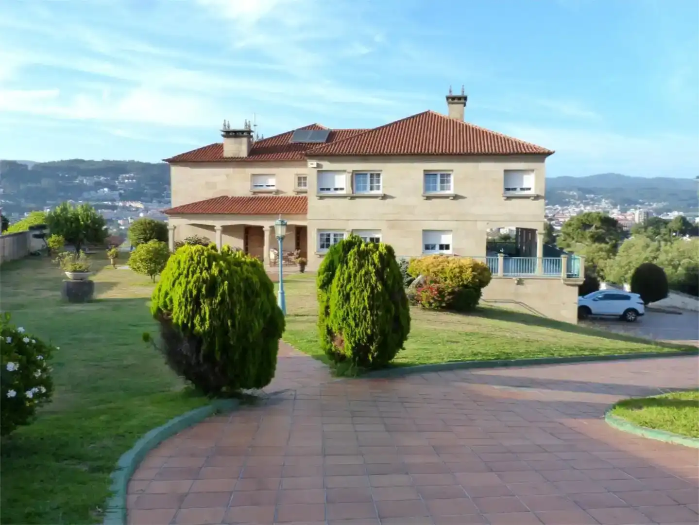 Vista exterior de Pis en venda en Pontevedra Capital  amb Jardí privat, Parquet i Piscina