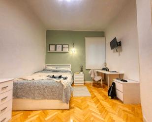 Bedroom of Flat to share in  Madrid Capital  with Heating, Washing machine and TV