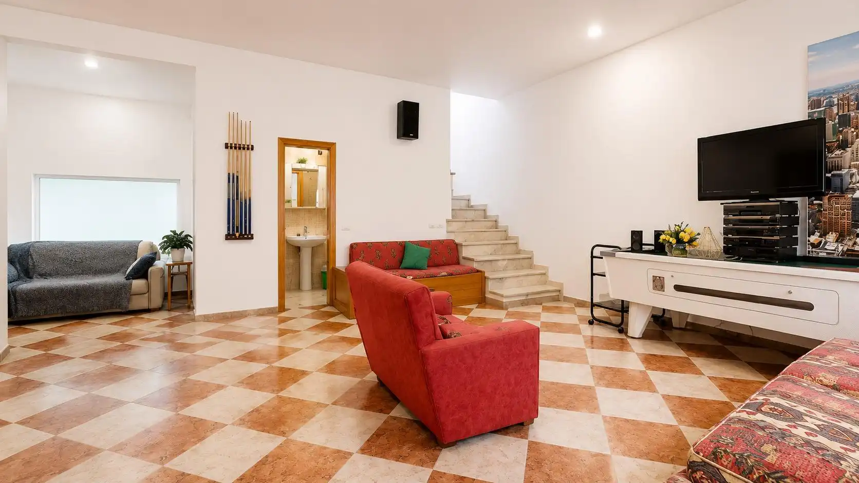 Sala d'estar de Casa adosada en venda en Almería amb Aire condicionat, Terrassa i Balcó