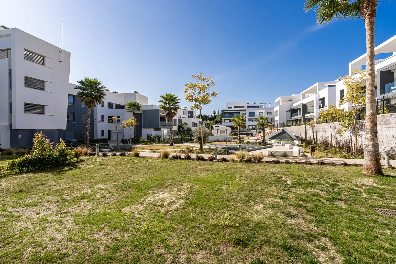 Außenansicht von Erdgeschoss zum Verkauf in Estepona mit Klimaanlage, Terrasse und Schwimmbad