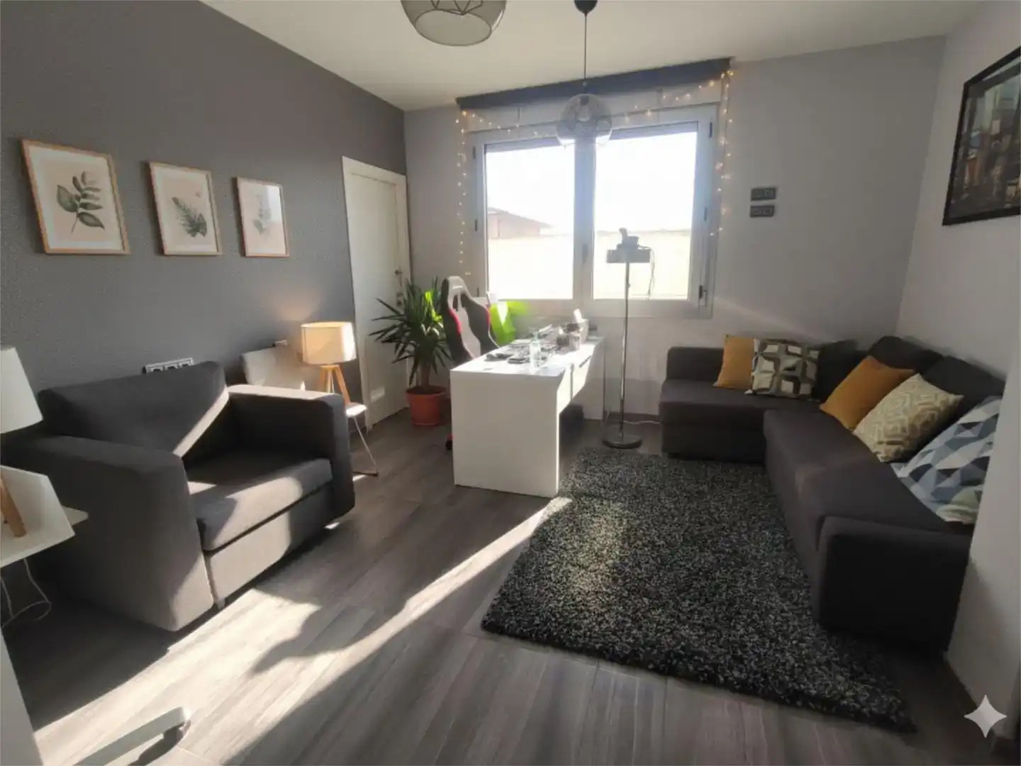 Sala d'estar de Casa o xalet en venda en León Capital  amb Piscina