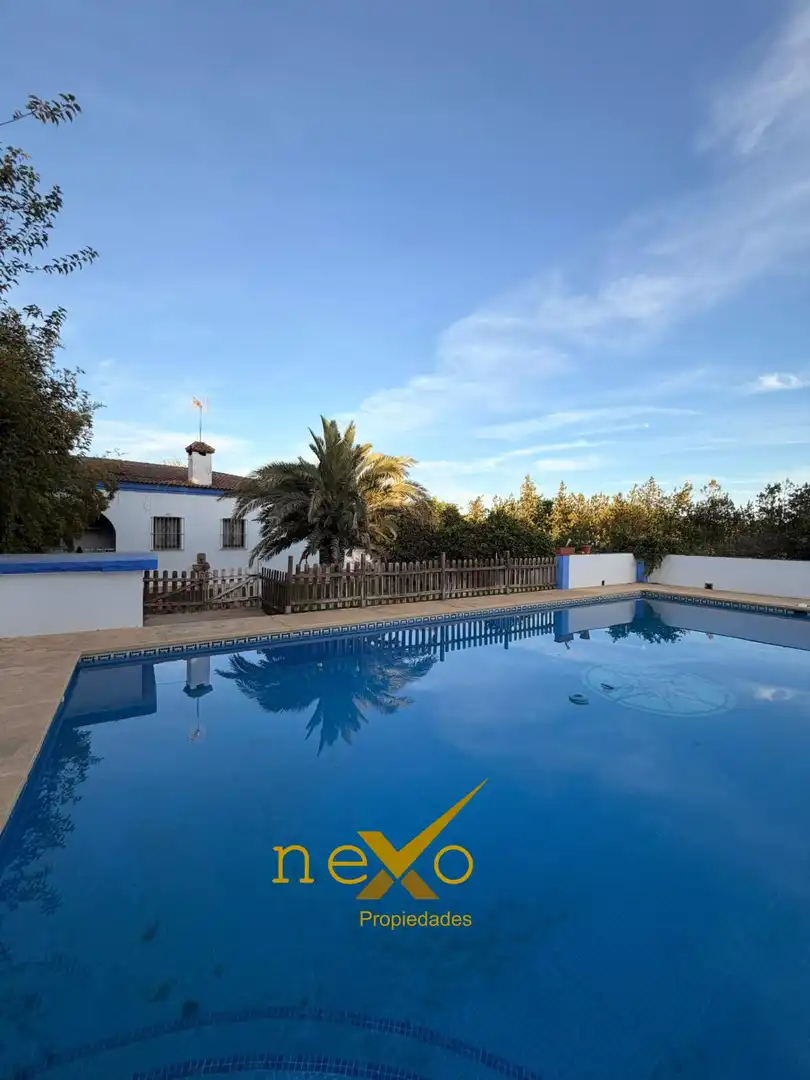 Chalet con piscina en venta en Carmona, imagen 2