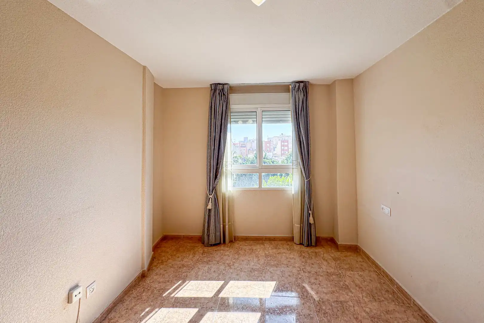 Habitación de Piso en venta en Almería con Aire acondicionado y Calefacción