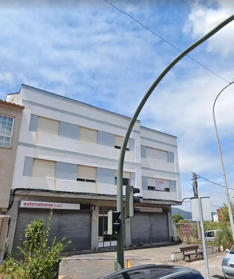 Vista exterior de Edifici en venda en Redondela