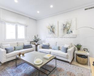 Sala d'estar de Apartament en venda en  Madrid Capital amb Aire condicionat, Calefacció i Terrassa