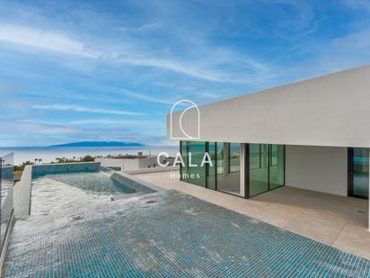 Vista exterior de Casa o xalet en venda en Guía de Isora amb Terrassa i Piscina