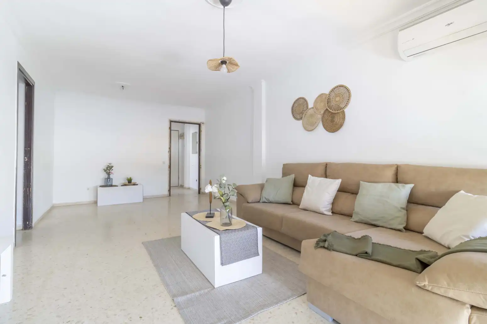 Sala d'estar de Pis en venda en Alcalá de Guadaira amb Aire condicionat, Jardí privat i Terrassa