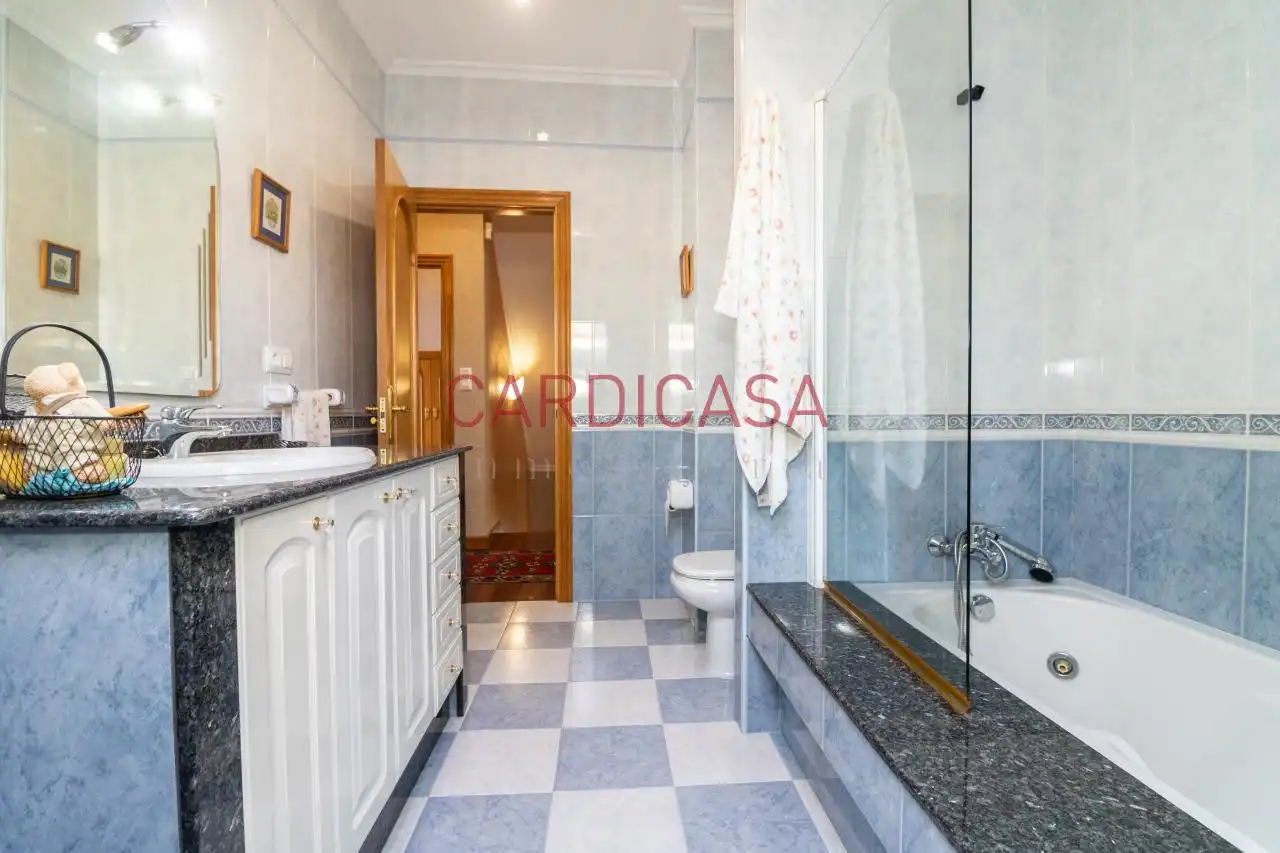 Baño de Casa o chalet en venta en Vigo  con Calefacción, Jardín privado y Parquet