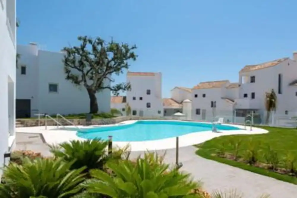 Vista exterior de Àtic de lloguer en Marbella amb Aire condicionat, Terrassa i Piscina